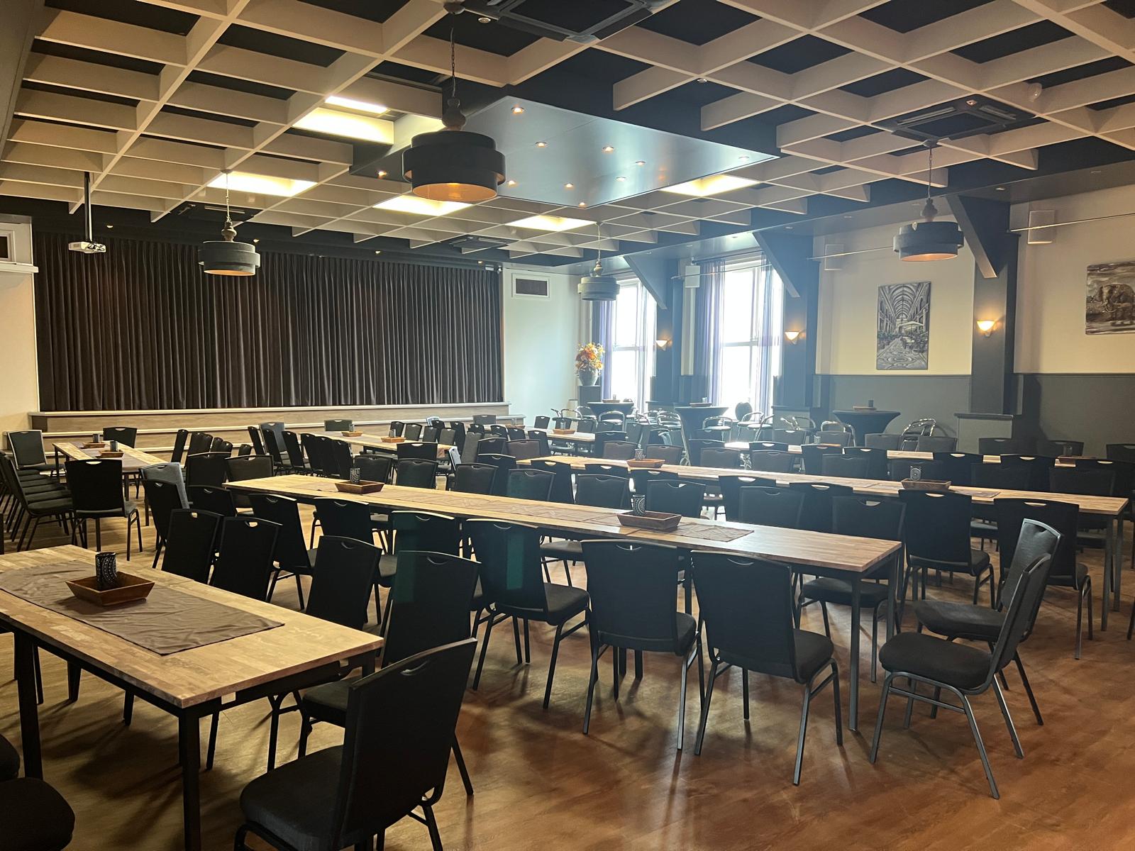 De grote zaal van het Dorpshuis Hierden, gedekt voor een diner.